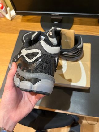 Zapatillas Asics Negras y Grises