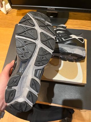 Zapatillas Asics Negras y Grises