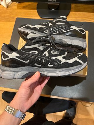 Zapatillas Asics Negras y Grises