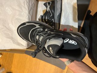 Zapatillas Asics Negras y Grises