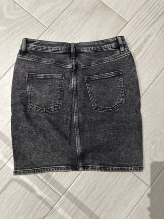 Falda vaquera negra desgastada