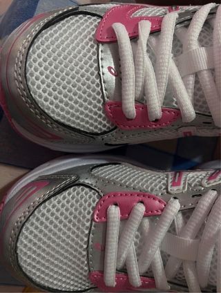 Zapatillas Asics plateadas y rosas