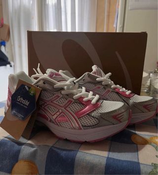 Zapatillas Asics plateadas y rosas