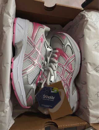 Zapatillas Asics plateadas y rosas