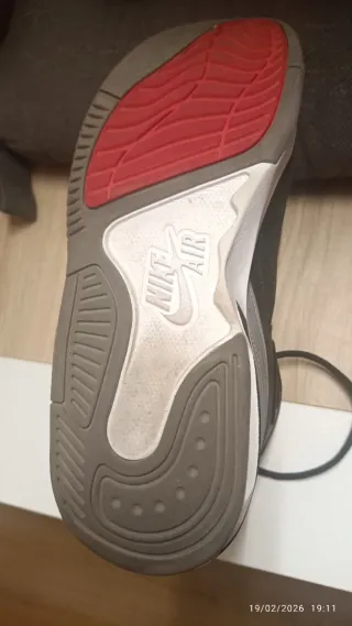 Zapatillas Jordan Negras y Rojas