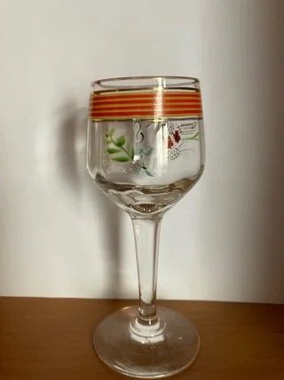 Copa de licor antigua de cristal decorada