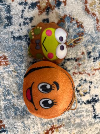Peluche de rana y naranja