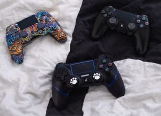 PS4 Slim 1TB + Garantía + 3 Mandos