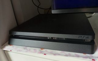 PS4 Slim 1TB + Garantía + 3 Mandos