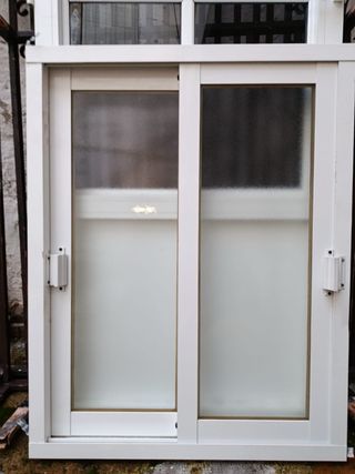 Ventana corredera blanca