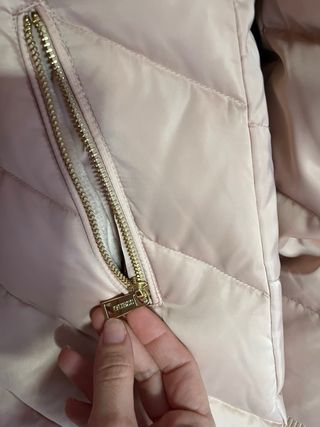 Abrigo largo Guess plumífero rosa