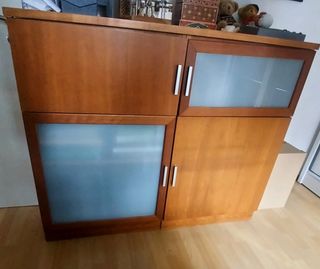 Mueble madera bi-tono con puertas de cristal