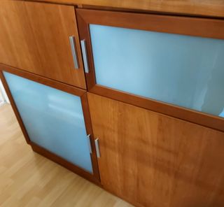 Mueble madera bi-tono con puertas de cristal