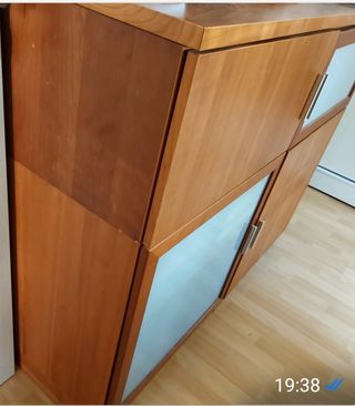 Mueble madera bi-tono con puertas de cristal