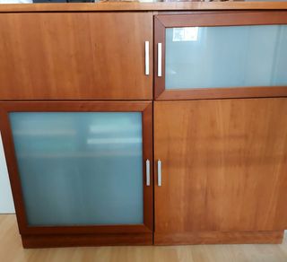 Mueble madera bi-tono con puertas de cristal