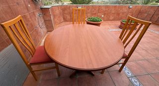 Mesa redonda y 3 sillas de madera