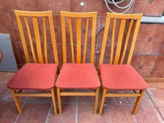 Mesa redonda y 3 sillas de madera