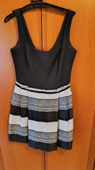 Vestido de fiesta negro y plateado.