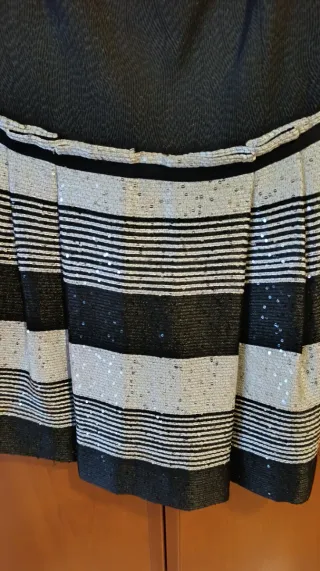 Vestido de fiesta negro y plateado.