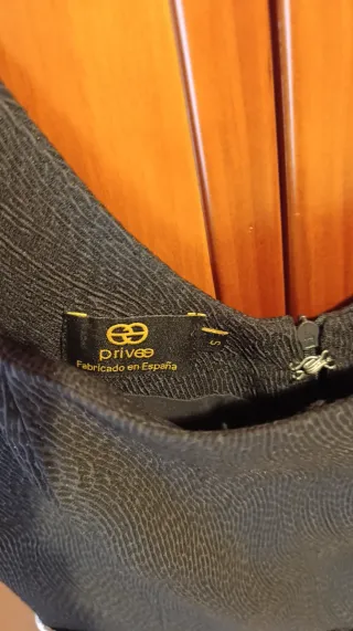 Vestido de fiesta negro y plateado.