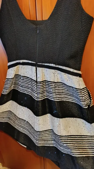 Vestido de fiesta negro y plateado.