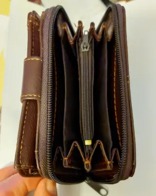 Cartera de piel marrón con costuras