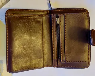 Cartera de piel marrón con costuras