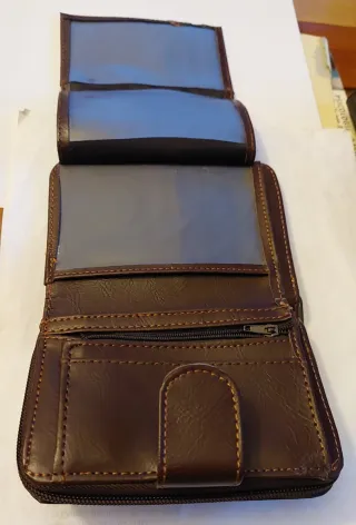 Cartera de piel marrón con costuras