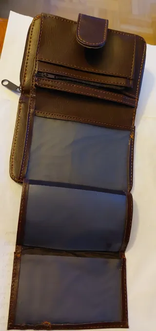 Cartera de piel marrón con costuras