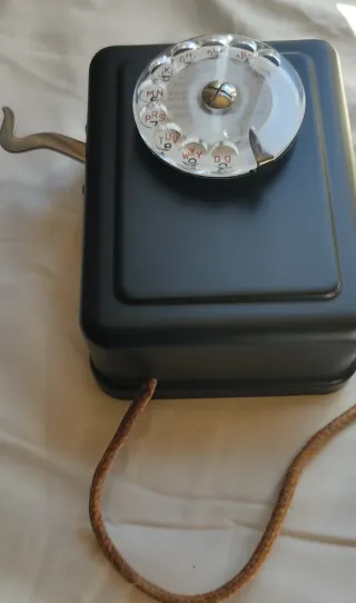 Teléfono antiguo de metal