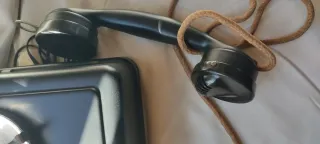 Teléfono antiguo de metal