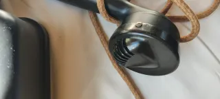 Teléfono antiguo de metal