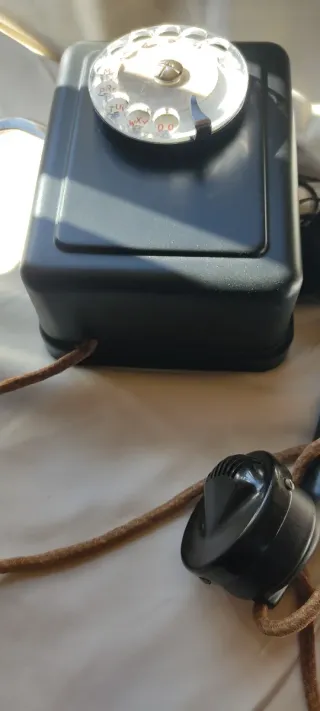 Teléfono antiguo de metal