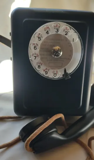 Teléfono antiguo de metal