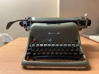 Máquina de escribir Olivetti Lexicon 80
