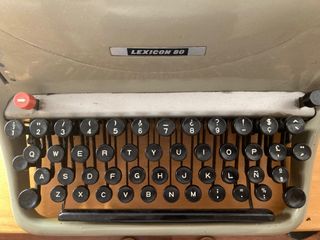 Máquina de escribir Olivetti Lexicon 80