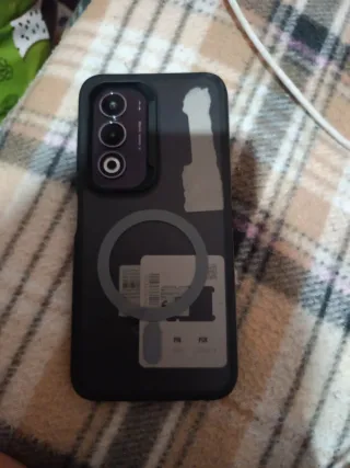 Móvil negro con funda