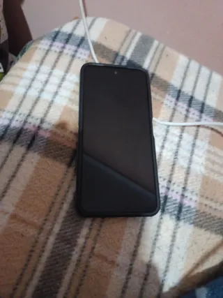 Móvil negro con funda