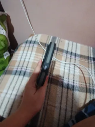 Móvil negro con funda