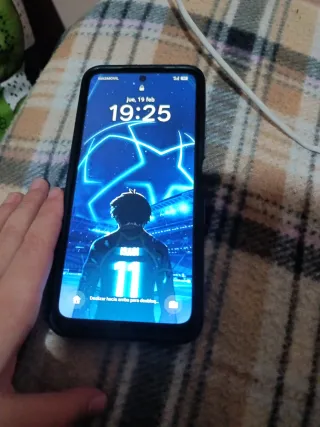 Móvil negro con funda