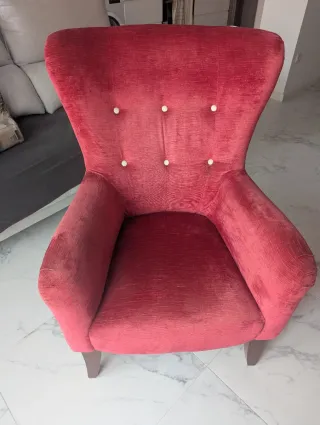 Butaca rosa de terciopelo cómoda