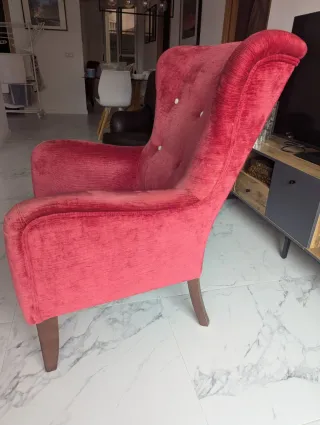 Butaca rosa de terciopelo cómoda