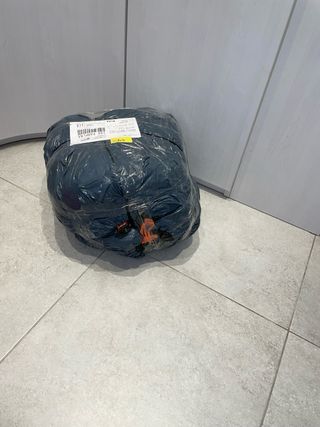 Lote de ropa variada de hombre y mujer.