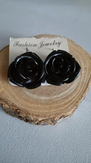 Orecchini neri a forma di rosa