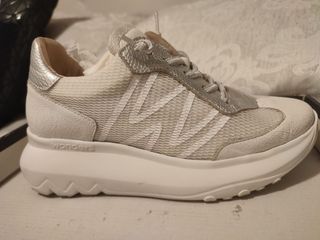 Zapatillas Wonders Azure Plata y Blanco