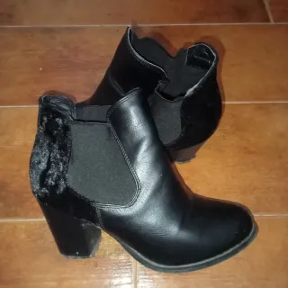 Botas pretas com salto