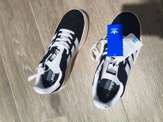 Zapatillas Adidas Negras y Blancas