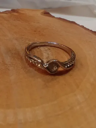 Anillo plateado con circonitas