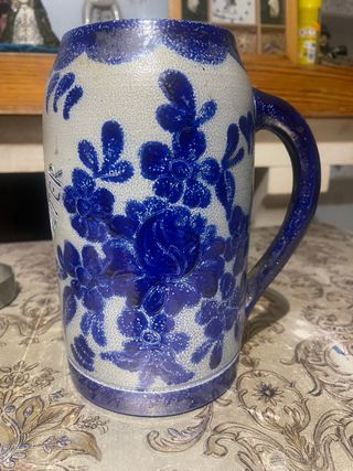 Jarra antigua de porcelana azul