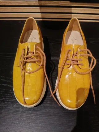 Zapatos mostaza efecto piel cocodrilo